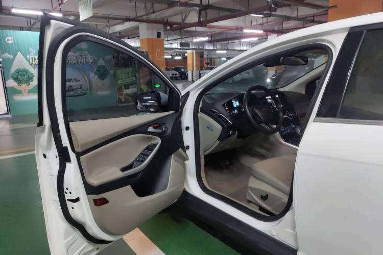 Used Ford Focus 2015 Sedan EcoBoost 180 Automatic Flagship Model
