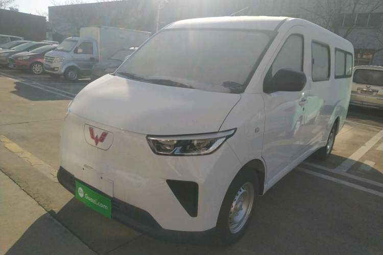 Used Wuling Yangguang 2024 300km Comfort-Grade Passenger Van 60kW