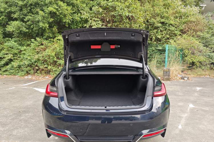 Used BMW i3 2024 eDrive 35 L
