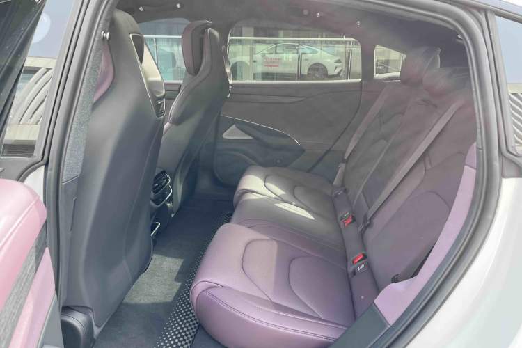 Used  SU7 2024 Rear-Drive Ultra-Long Range Advanced Pro-Level Intelligent Driving Version