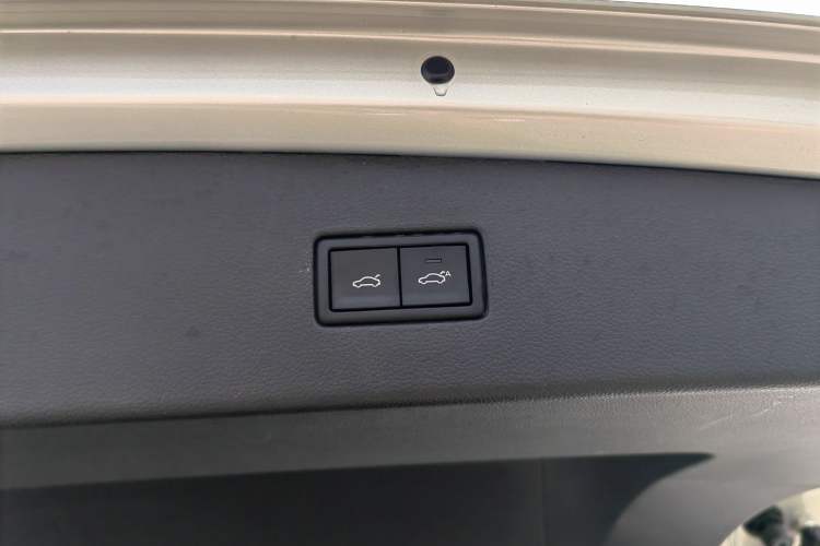 Used Volkswagen Tiguan L 2020 330TSI Automatic Two-Wheel Drive Smart Luxury Edition China VI Standard
