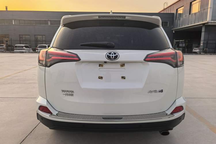 Used Toyota RAV4 2019 2.0L CVT Two-Wheel Drive Luxury Version China VI Standard