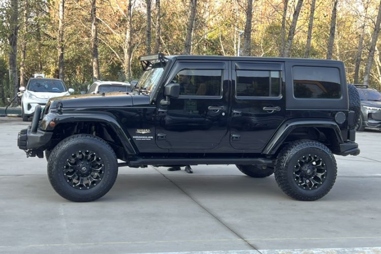 Used  Wrangler 2014 3.0L Sahara Four-Door Edition

