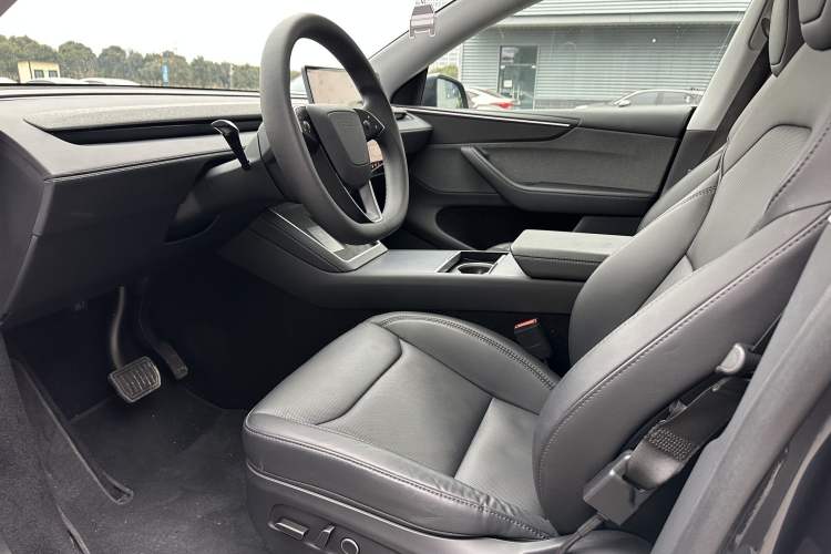 Used Tesla Model Y 2025 Rear-Wheel-Drive Version
