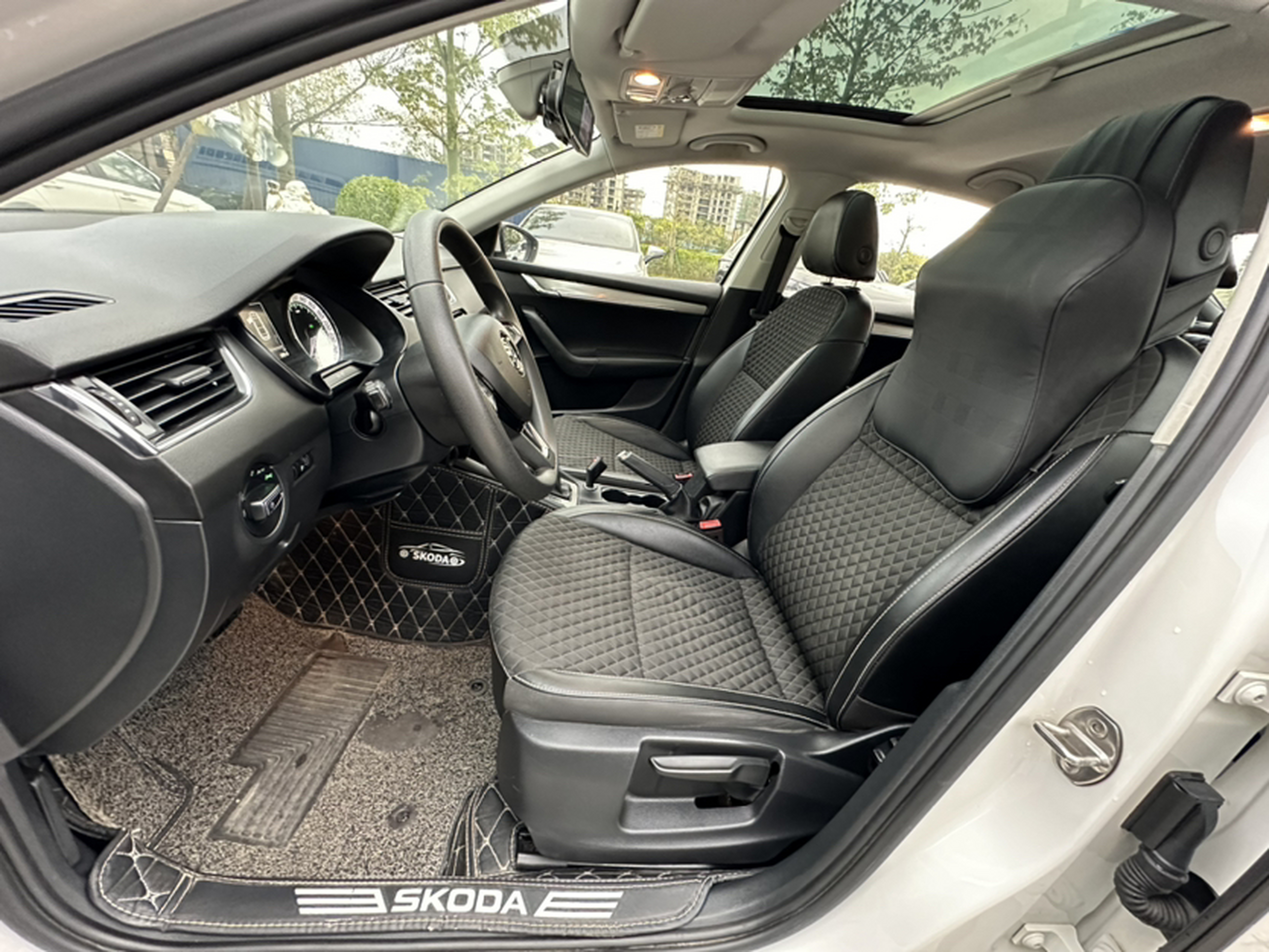 Переднее сиденье в автомобиле