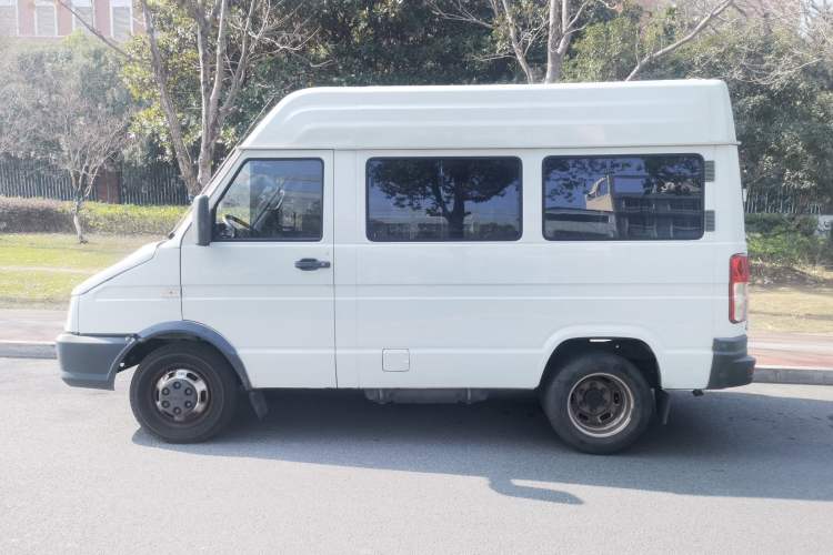 Used Iveco Daily 2020 2.5T A35 Passenger Van with Dual Tires Mid-Roof Design 5-9 Seater China V Emission Standard