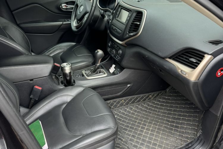 Used  Cherokee 2016 2.4L Leading Edition