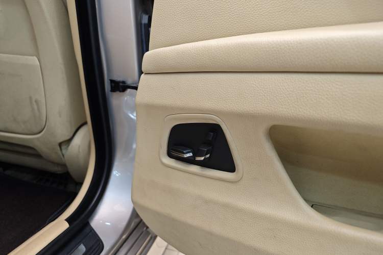 Used BMW 5 Series 2014 520Li Elegant Model
