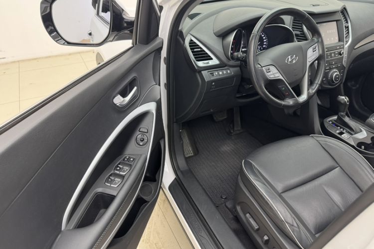 Used Hyundai Santa Fe 2017 2.4L Automatic Two-Wheel Drive Smart Version 5 Seats
