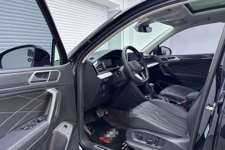 Used Volkswagen Tiguan L 2023 330TSI Automatic Two-Wheel Drive R-Line Enjoyment Edition
