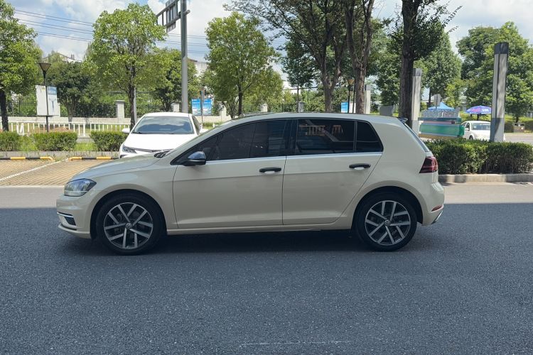Used Volkswagen Golf 2018 230TSI Automatic Luxury Version

