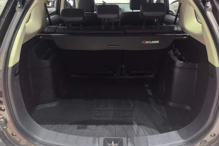 Used Mitsubishi Outlander 2018 2.0L Two-Wheel Drive Glory Edition 5 Seats