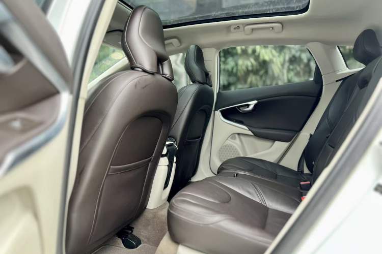 Used Volvo V40 2016 T3 Zhiyi Edition
