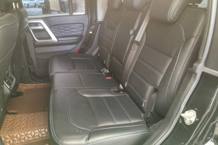 Used  BJ40 2023 2.0T Automatic Four-Wheel Drive Urban Hunter Edition Chivalrous Type
