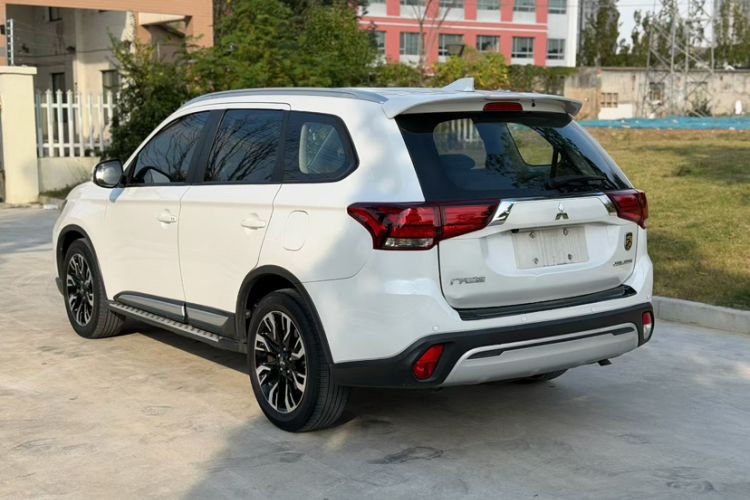 Used Mitsubishi Outlander 2019 2.0L Two-Wheel Drive Comfort Edition 7-Seater China VI Standard
