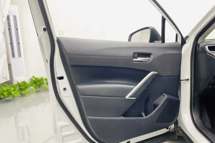 Used Toyota FRONTLANDER 2023 2.0L Smart Electric Hybrid Dual-Engine Deluxe Version
