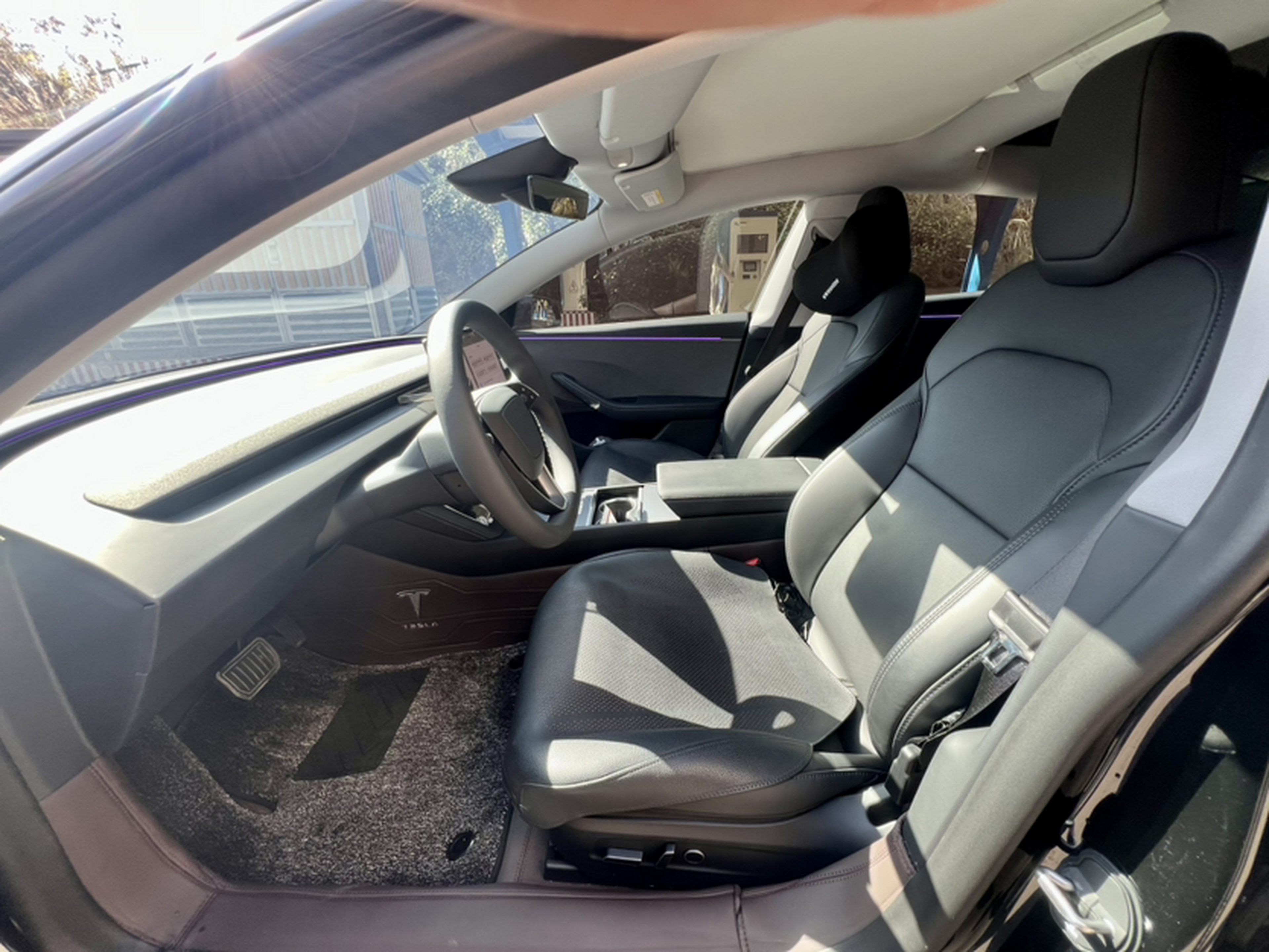 المقاعد الأمامية داخل السيارة