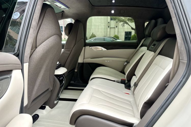 Used  LS7 2023 100kWh Pro All-Wheel-Drive Version
