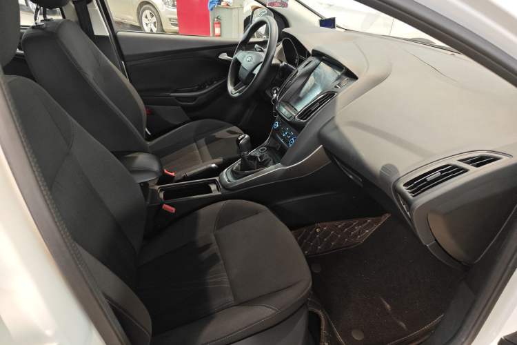 Used Ford Focus 2015 Hatchback 1.6L Manual Comfort Edition
