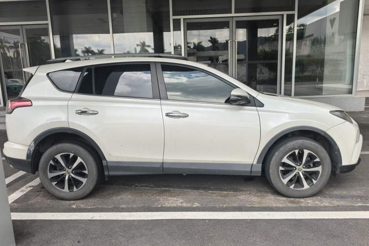 Used Toyota RAV4 2016 2.0L CVT Two-Wheel Drive Fashion Edition China V Standard
