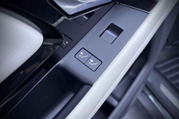 Used Land Rover Range Rover Evoque 2021 Range Rover Velar L 249PS R-Dynamic First Edition
