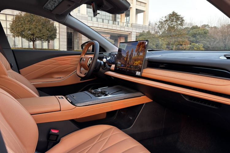 Used  Galaxy 8 2025 130km EM-i Deluxe Edition
