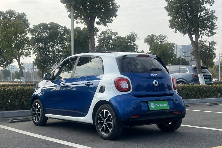 Used  forfour 2016 1.0L 52 kW Passion Edition
