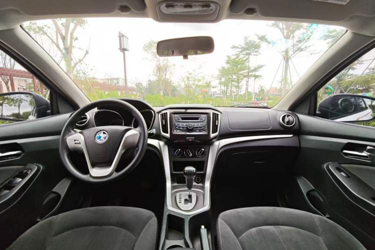 Used Venucia T70 2015 2.0L CVT Smart Choice Edition
