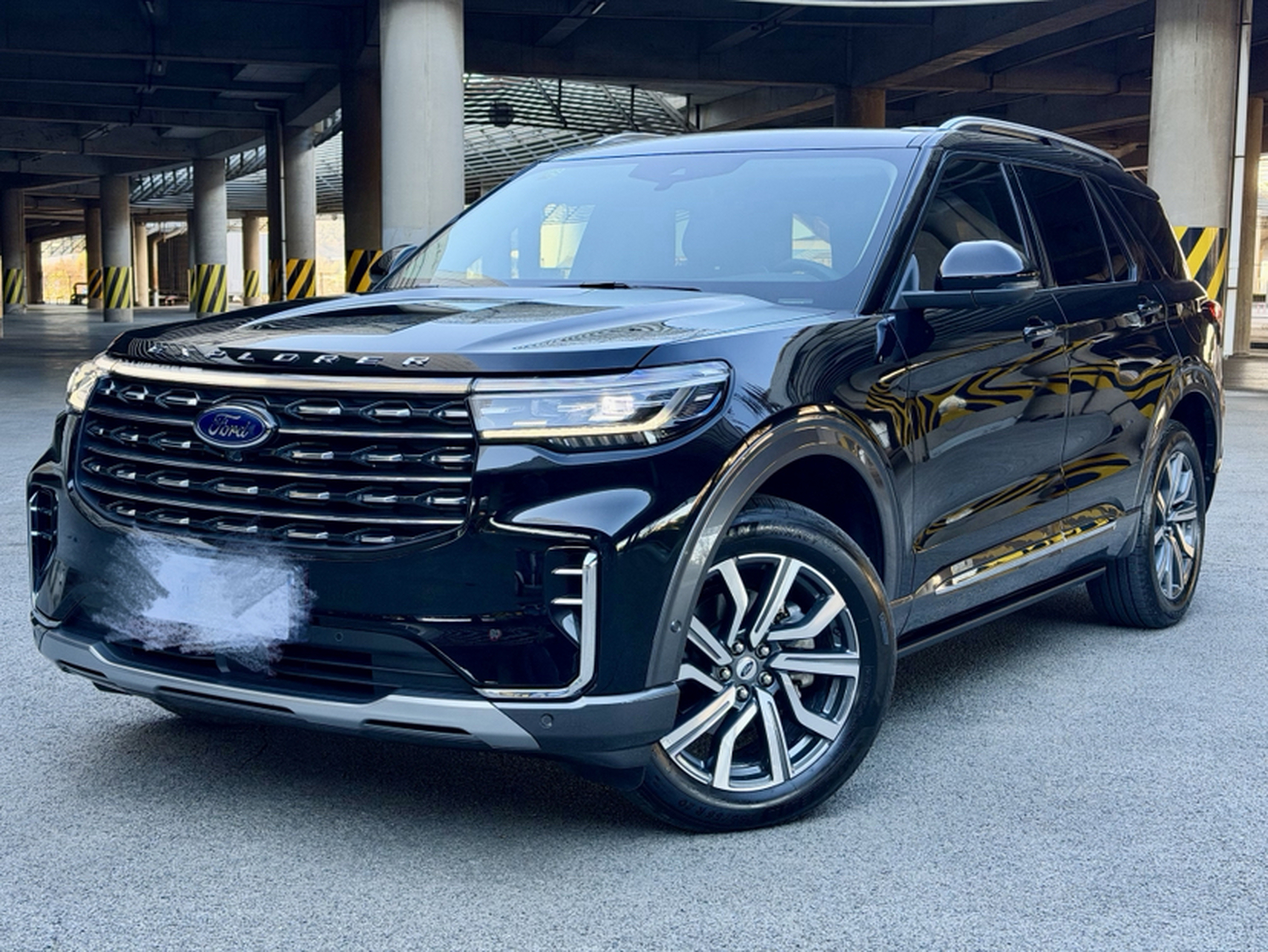 Под передней частью автомобиля