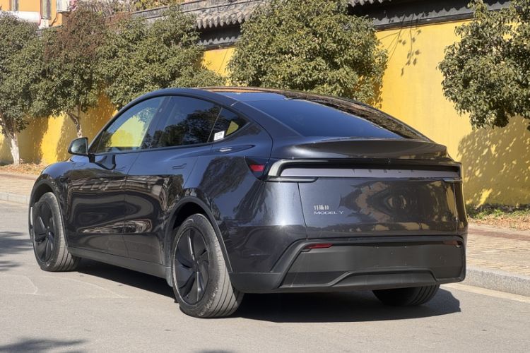 Used Tesla Model Y 2025 Rear-Wheel-Drive Version
