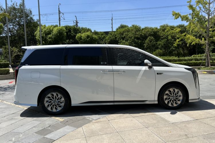 Used GAC Trumpchi Xiangwang M8 2025 Kunkun Series Max Luxury Cabin
