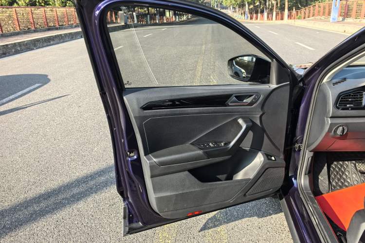 Used Volkswagen T-ROC 2021 280TSI DSG Two-Wheel Drive Comfort Connect Edition