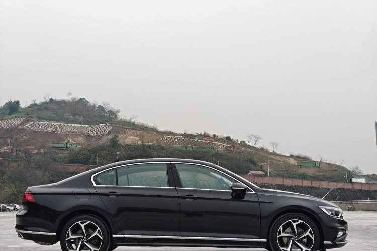 Used Volkswagen Magotan 2023 2 Million Units Limited Edition 330TSI DSG Leading Version
