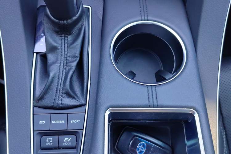 Used Toyota Avalon 2019 Dual-Engine 2.5L Limited Flagship Edition China VI Standard