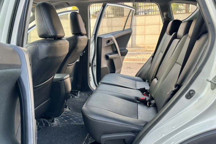 Used Toyota RAV4 2016 2.0L CVT Two-Wheel Drive Fashion Edition China V Standard
