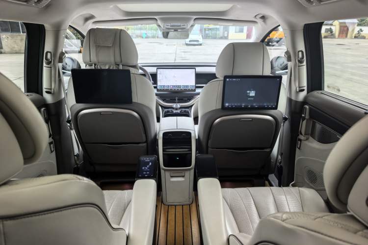 Used Denza D9 2022 DM-i 970 Four-Wheel Drive Prestige Model
