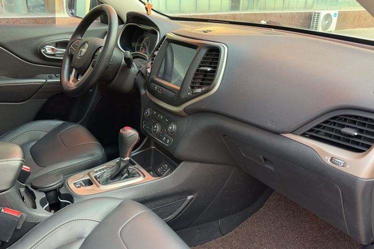 Used  Cherokee 2016 2.4L Leading Edition
