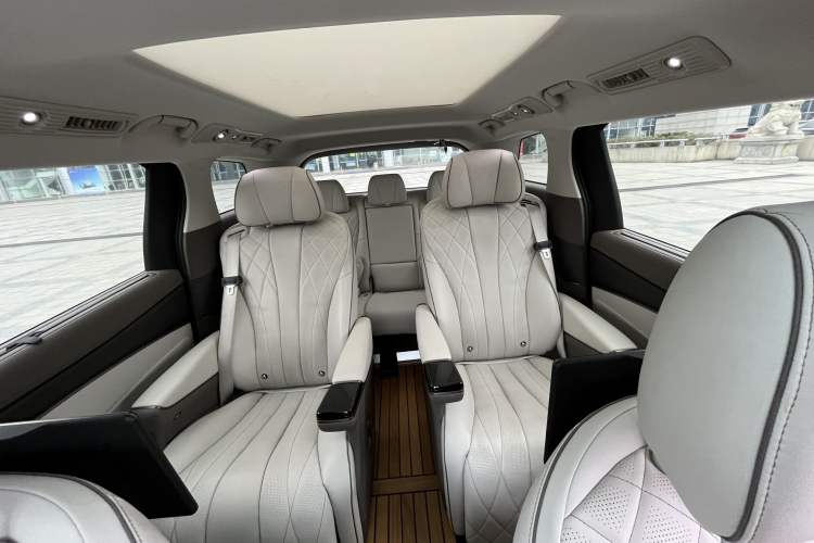 Used Denza D9 2022 DM-i 970 Four-Wheel Drive Prestige Model
