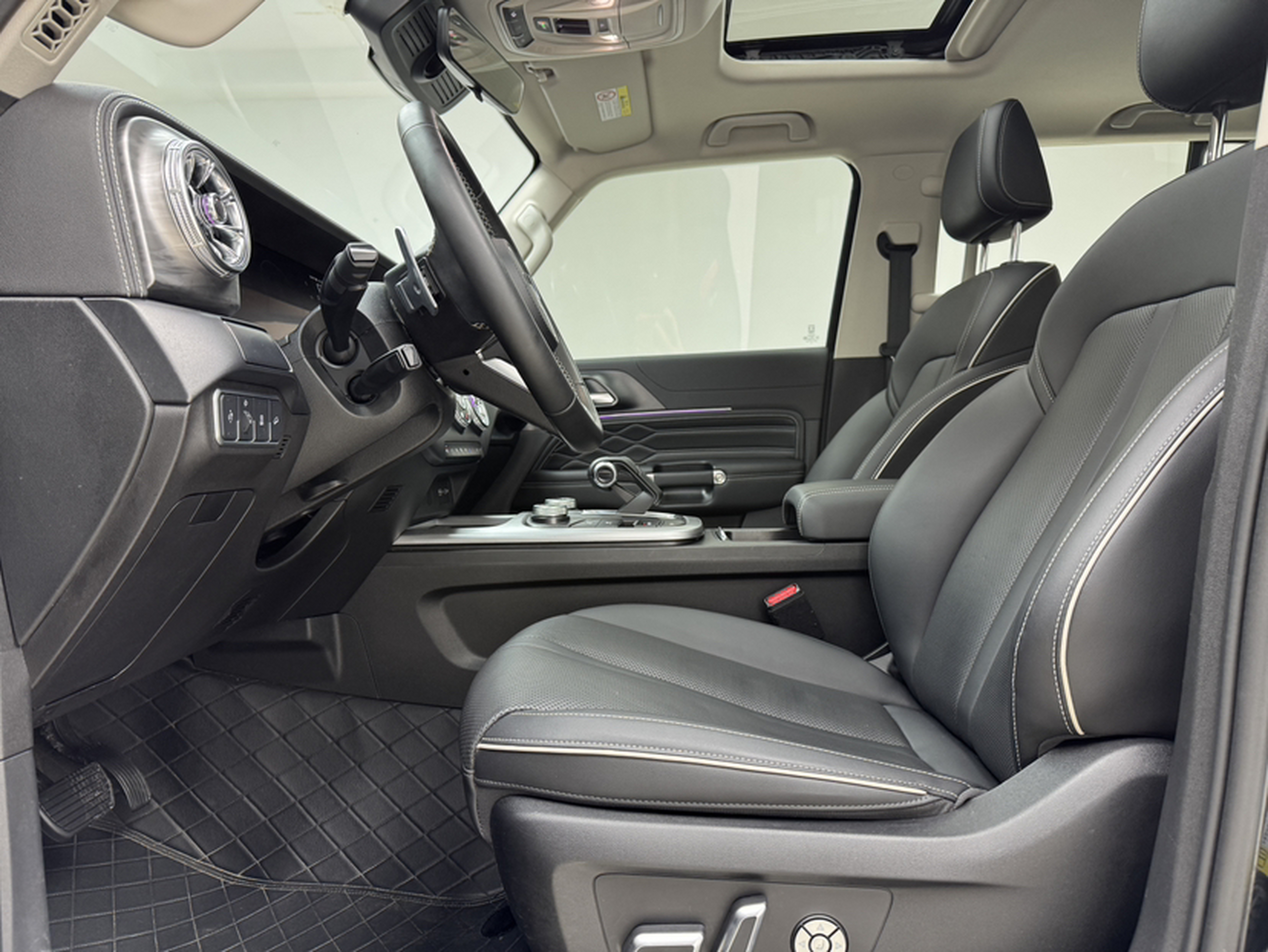 المقاعد الأمامية داخل السيارة