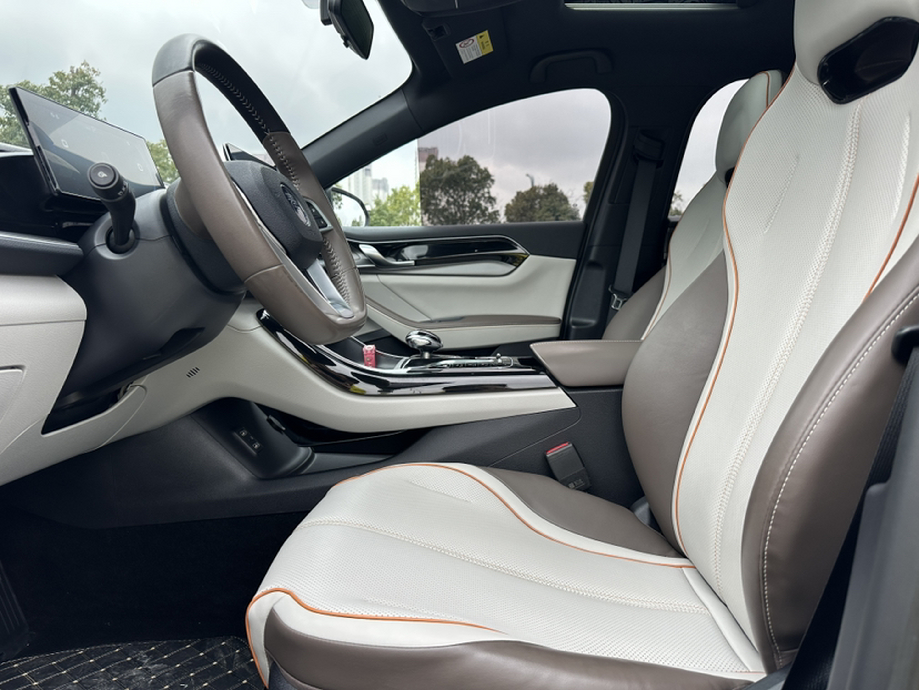 المقاعد الأمامية داخل السيارة