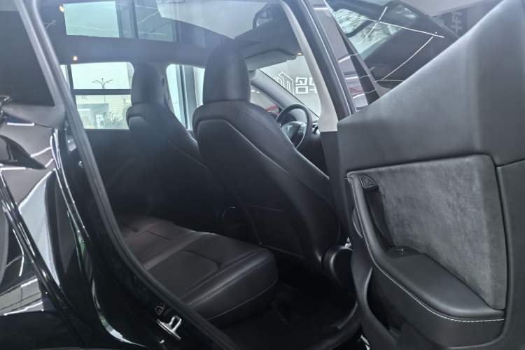 Used Tesla Model Y 2023 Long-Range All-Wheel-Drive Version
