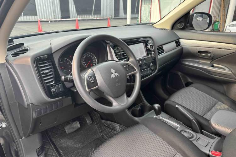 Used Mitsubishi Outlander 2013 2.0L Two-Wheel Drive Sport Navigation Version 5 Seats
