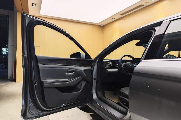 Used BYD Qin L 2025 DM-i Smart Drive 80KM Superior Model
