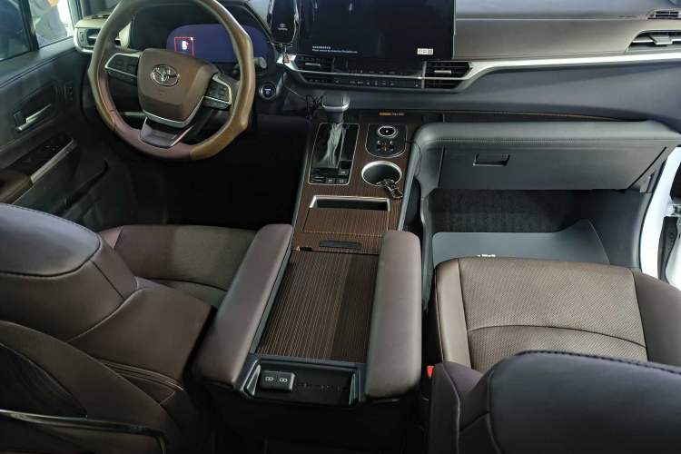 Used Toyota Granvia 2024 2.5L Hybrid Prestige PLUS Four-Wheel Drive Version