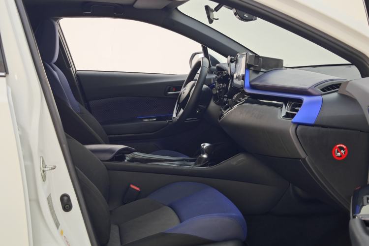 Used Toyota C-HR 2018 2.0L Luxury Sunroof Version China V Emission Standard
