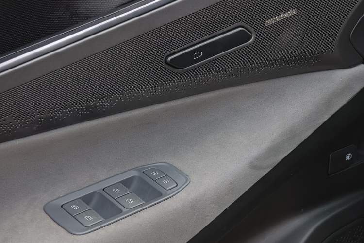 Used Lynk & Co 08 EM-P 2023 220km All-Wheel-Drive Performance Halo
