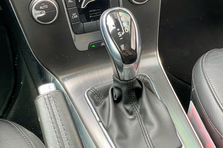 Used Volvo V40 2015 1.6T Zhiyi Edition
