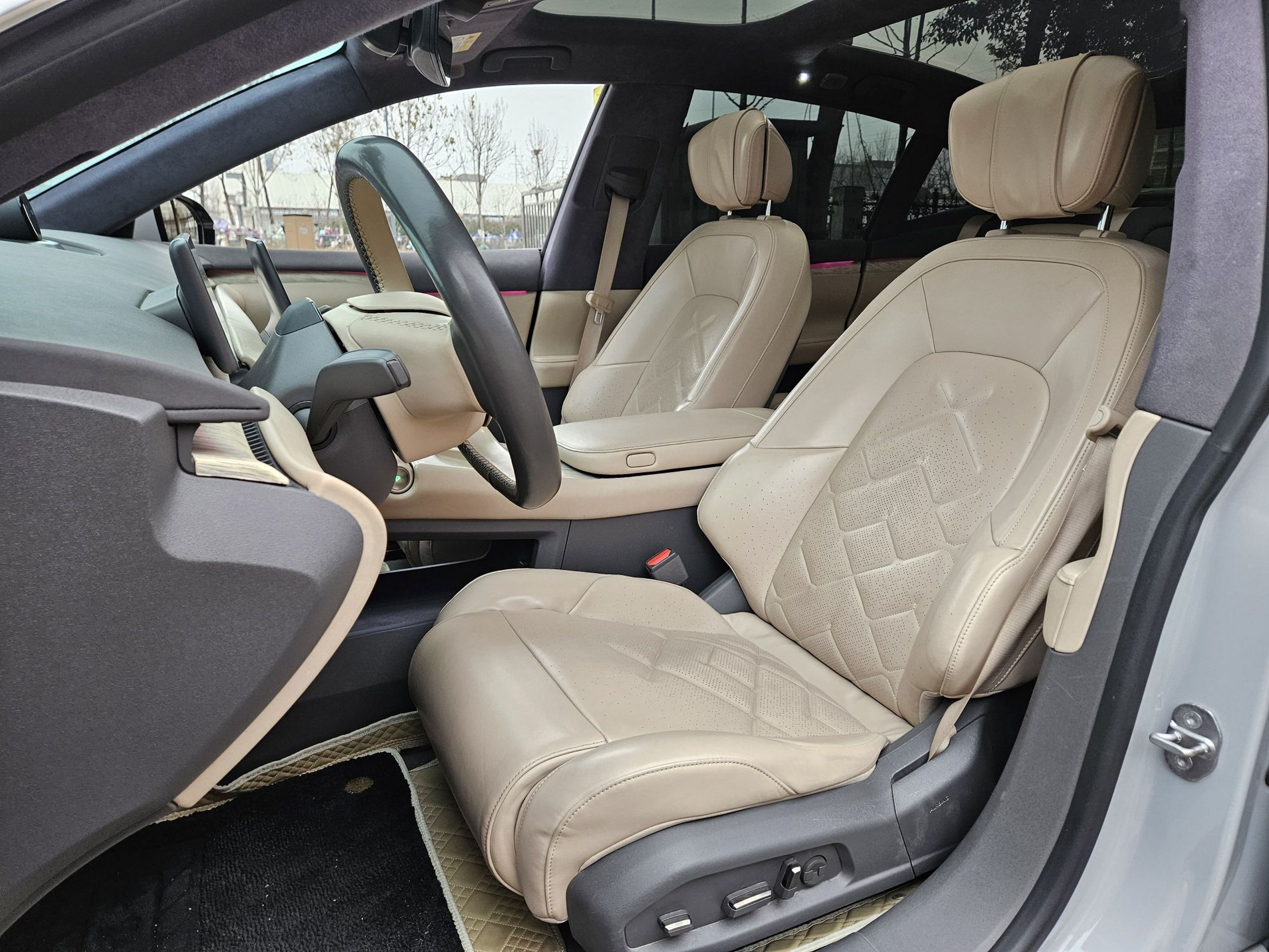 المقاعد الأمامية داخل السيارة