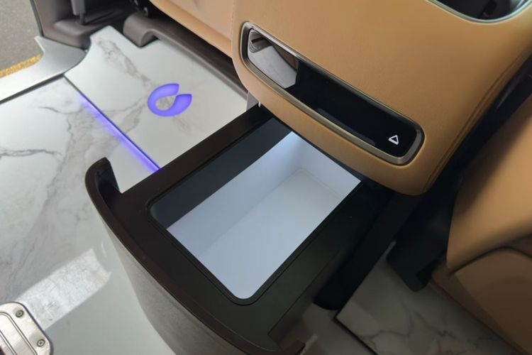 Used Denza D9 2024 DM-i 980 Four-Wheel Drive Prestige Model
