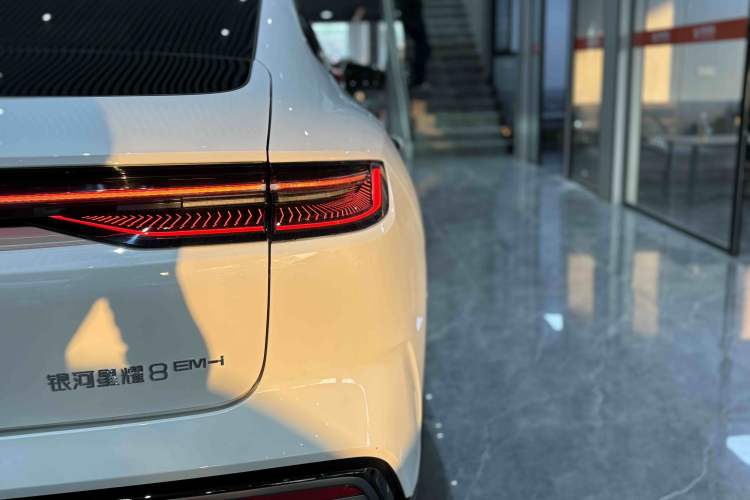 Used  Galaxy 8 2025 130km EM-i Deluxe Edition
